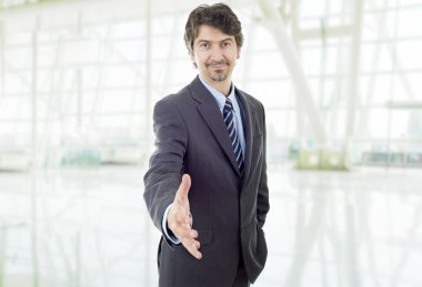 ofiste, elini sıkmak için teklif takım elbiseli genç adam