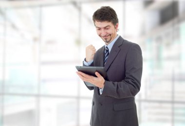 kazanan, tablet PC, dokunmatik yüzey ofiste kullanarak iş adamı