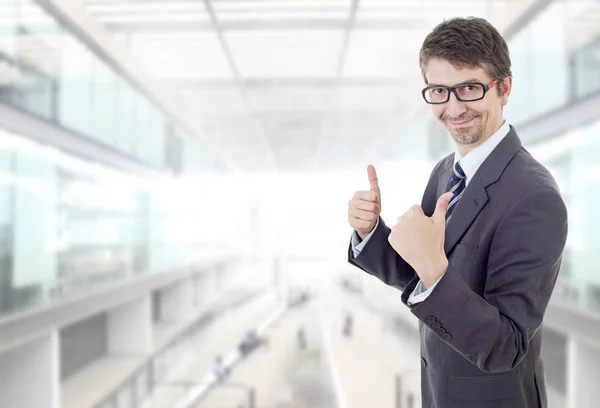 Junger Geschäftsmann Geht Daumen Hoch Büro — Stockfoto