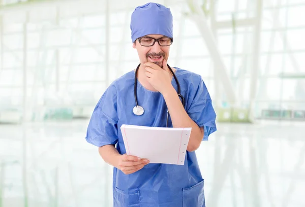 Medico Preoccupato Guardando Suoi Appunti Ospedale — Foto Stock