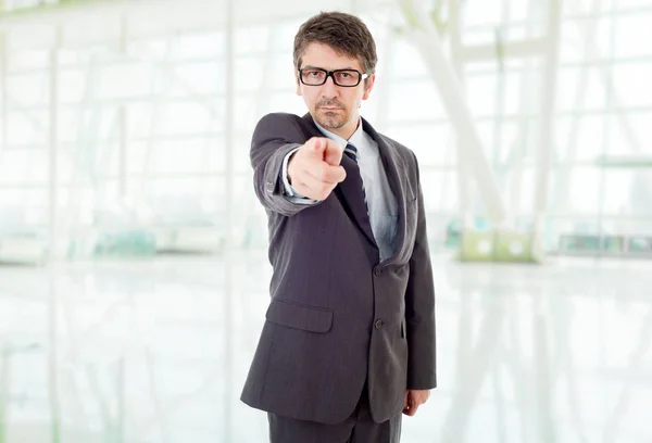 Junger Geschäftsmann Zeigt Auf Das Büro — Stockfoto