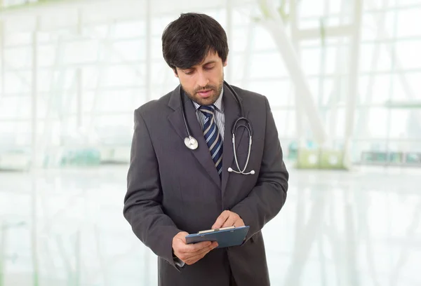 Manlig Läkare Tänker Med Sina Anteckningar Sjukhuset — Stockfoto