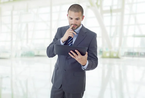 Joven Hombre Negocios Que Trabaja Con Una Tableta Oficina — Foto de Stock