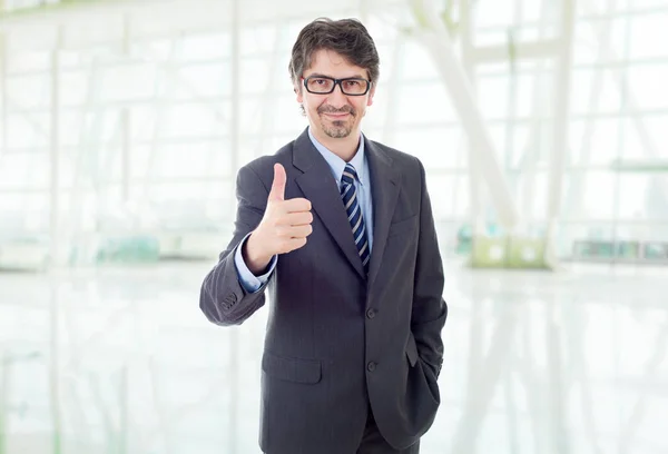 Junger Geschäftsmann Geht Daumen Hoch Büro — Stockfoto