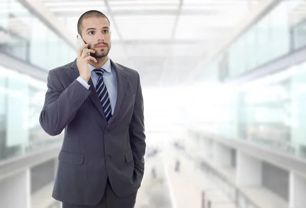 Besorgter Geschäftsmann Telefon Büro — Stockfoto