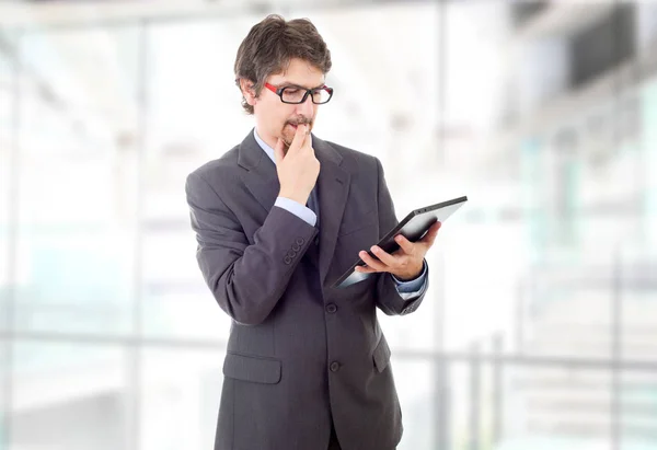 Geschäftsmann Mit Touchpad Des Tablet Pcs Büro — Stockfoto