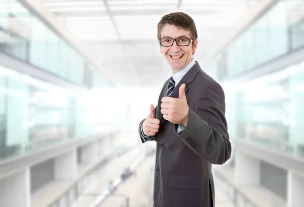 Szczęśliwy Biznesmen Będzie Kciuki Górę Biurze — Zdjęcie stockowe