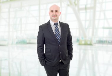 Mutlu iş adamı telefonda, ofiste.