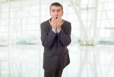 Genç iş adamı ofise şaşırdı.