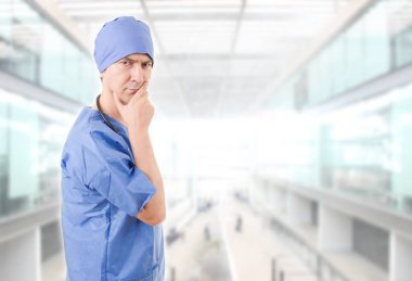 erkek doktor hastanede düşünme