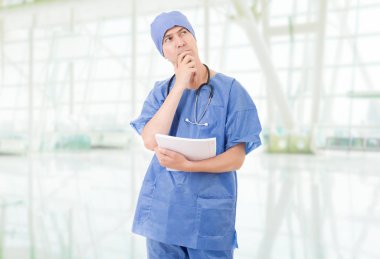 Hastanede notları ile doktor düşünme
