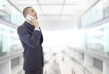 Endişeli bir iş adamı telefonda, ofiste.