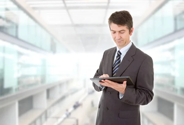 Adamı Ofisteki Tablet Bilgisayarını Kullanıyor — Stok fotoğraf