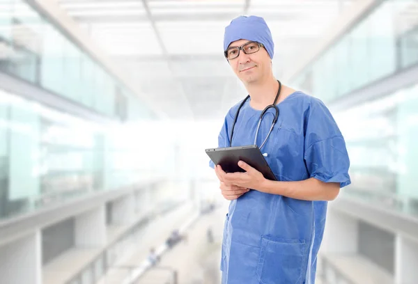 Doctor Met Tablet Het Ziekenhuis — Stockfoto