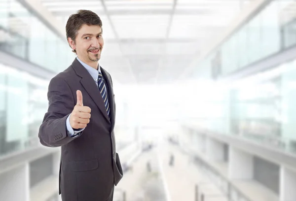 Joven Hombre Negocios Pulgar Hacia Arriba Oficina — Foto de Stock