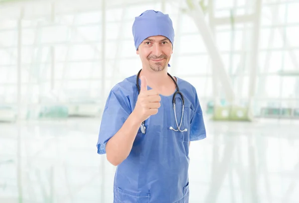 快乐的男医生 显示大拇指的在医院 — 图库照片