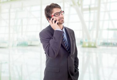 Mutlu iş adamı telefonda, ofiste.