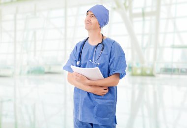 erkek doktor hastanede düşünme