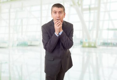 Genç iş adamı ofise şaşırdı.