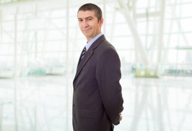 Ofisteki mutlu iş adamı portresi.