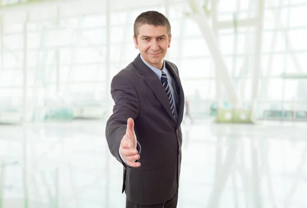 オフィスで手を振るために訴訟を提供するビジネスマン — ストック写真