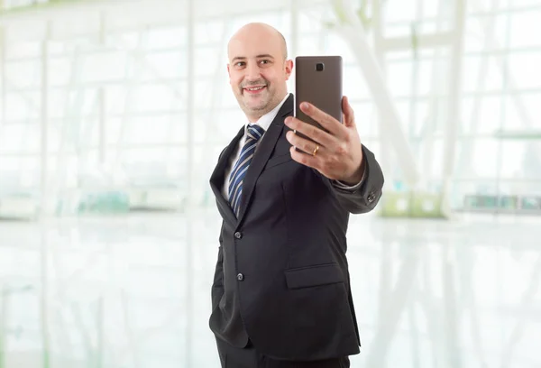 Geschäftsmann Anzug Und Krawatte Macht Selfie Foto Mit Handy Kamera — Stockfoto