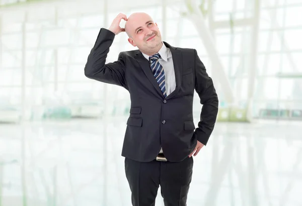 Geschäftsmann Anzug Gestikuliert Mit Kopfschmerzen Büro — Stockfoto