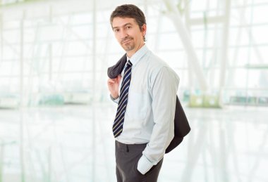 Ofisteki mutlu iş adamı portresi.