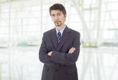 Genç bir iş adamı, ofiste düşünüyor.