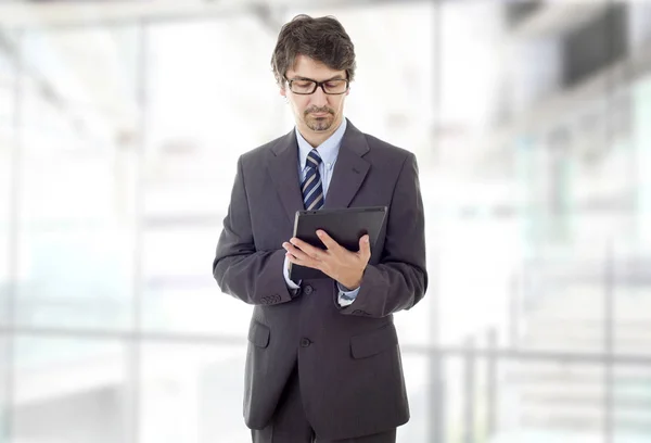 Ofiste Elinde Tablet Olan Bir Adamı — Stok fotoğraf