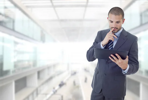 Joven Hombre Negocios Que Trabaja Con Una Tableta Oficina — Foto de Stock