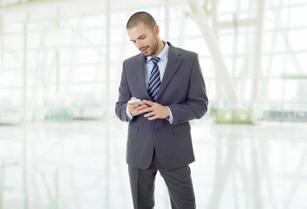 Gelukkige Zakenman Aan Telefoon Kantoor — Stockfoto