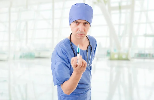 Médico Louco Com Uma Seringa Hospital — Fotografia de Stock