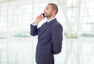 Mutlu iş adamı telefonda, ofiste.