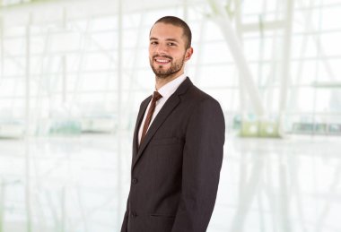 Ofisteki mutlu iş adamı portresi.