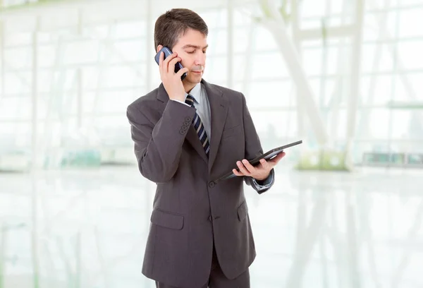 Geschäftsmann Mit Touchpad Des Tablet Pcs Telefon Büro — Stockfoto