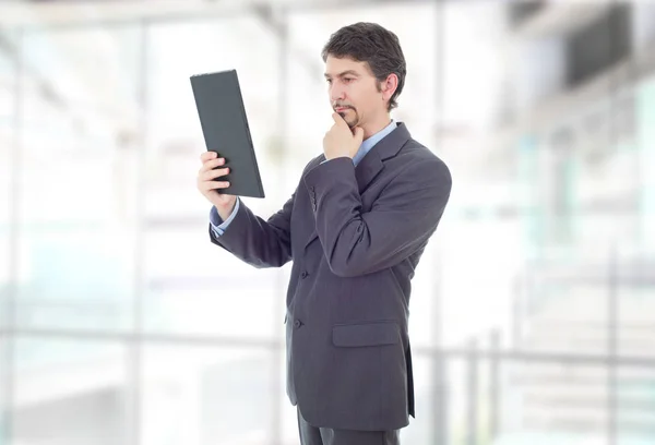 Ofiste Elinde Tablet Olan Bir Adamı — Stok fotoğraf