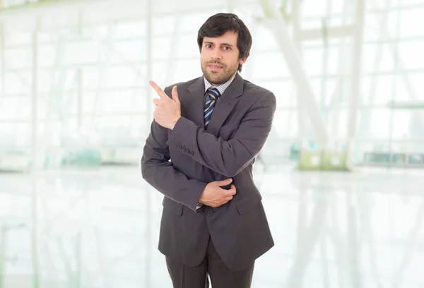 Hombre Negocios Feliz Señalando Oficina — Foto de Stock