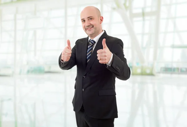 Hombre Negocios Feliz Pulgar Hacia Arriba Oficina —  Fotos de Stock