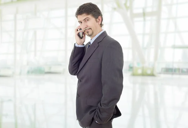 Junger Geschäftsmann Telefon Büro — Stockfoto