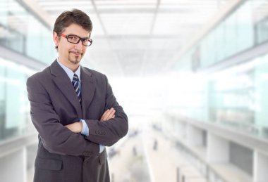 Ofisteki mutlu iş adamı portresi.