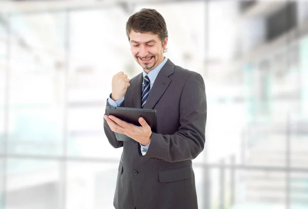 Geschäftsmann Mit Touchpad Des Tablet Pcs Büro — Stockfoto