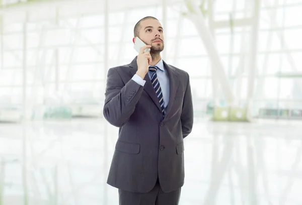 Aggódó Üzletember Telefonban Irodában — Stock Fotó