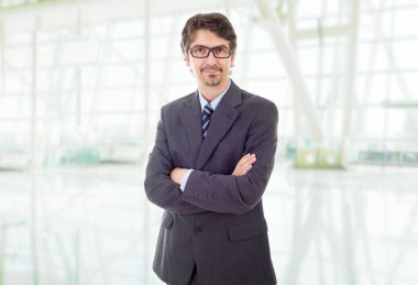 Ofisteki mutlu iş adamı portresi.