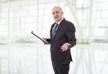 işadamı, ofiste bekleyen