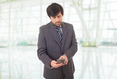 Endişeli bir iş adamı telefonda, ofiste.