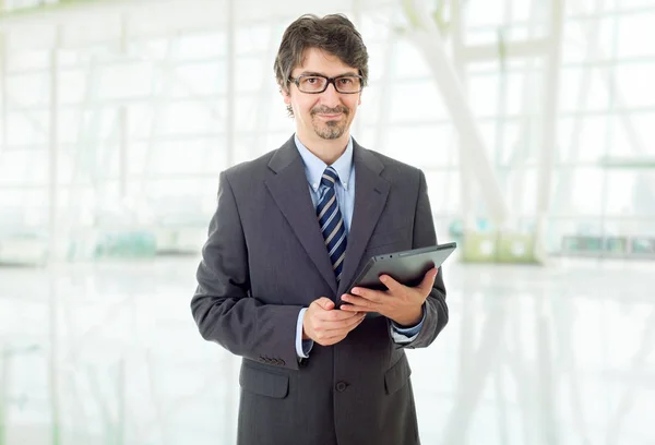 Hombre Negocios Feliz Con Una Tableta Oficina — Foto de Stock