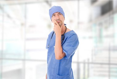 erkek doktor hastanede düşünme