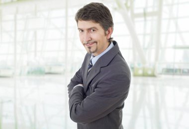 Ofisteki genç iş adamı portresi.