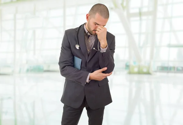 Doctor Preocupado Pensando Con Sus Notas Hospital — Foto de Stock